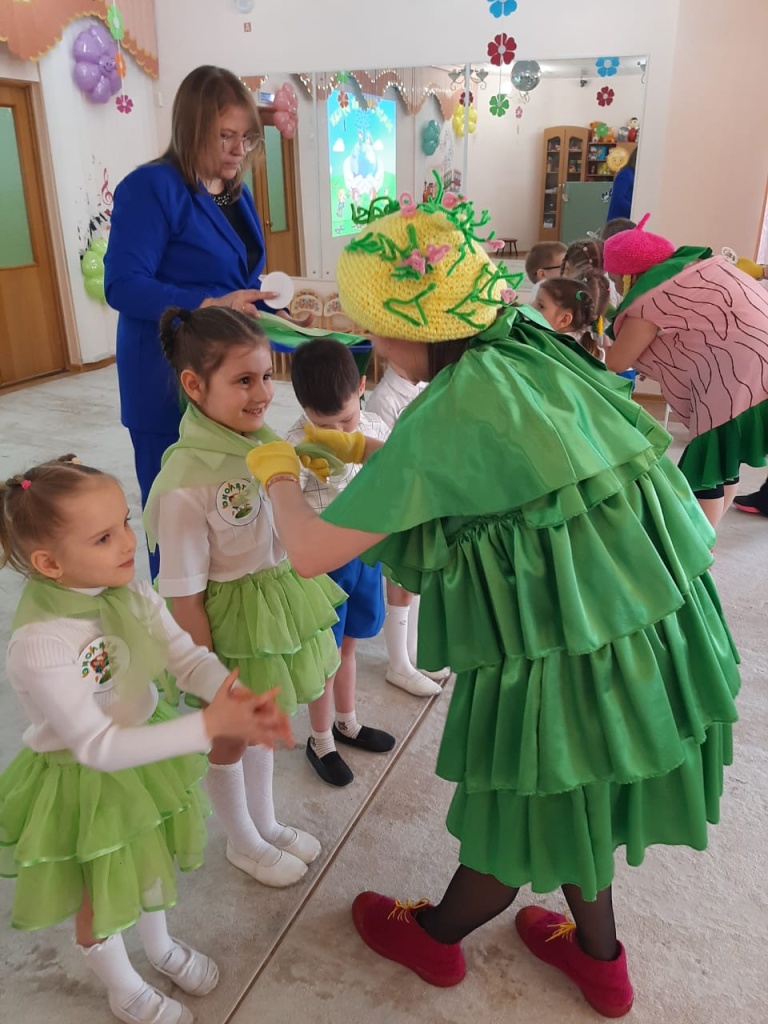 Ёлочка и Умница принимают в ряды Эколят.jpg